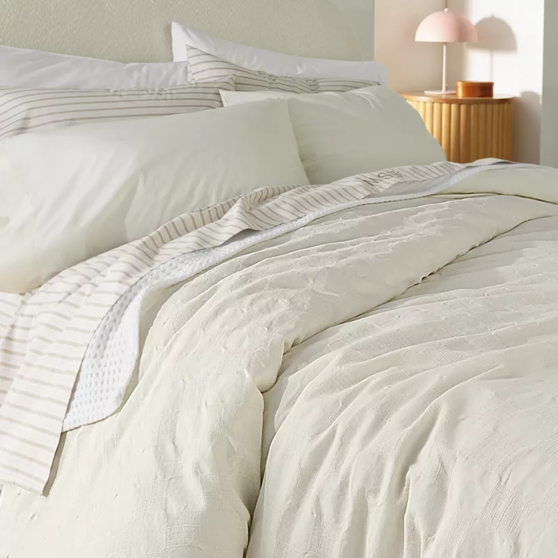 Textured Pattern Comforter, alternative image